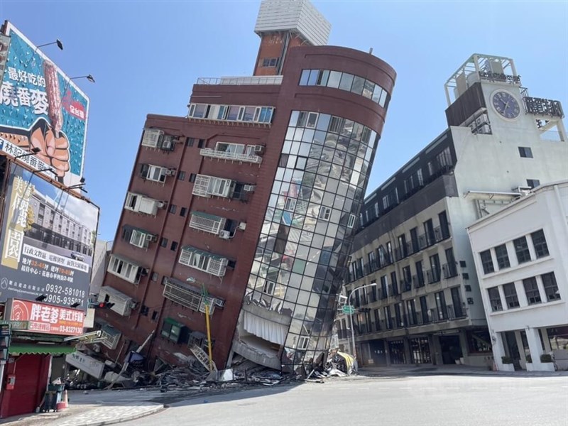 3日の地震で大きく傾いたビル＝2024年4月3日、花蓮県で中央社記者張祈撮影