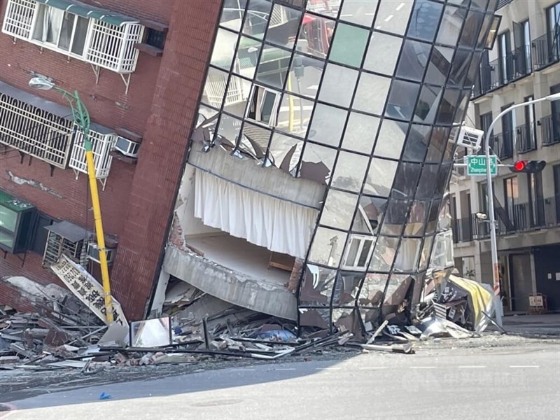 地震で倒れた花蓮市内のビル