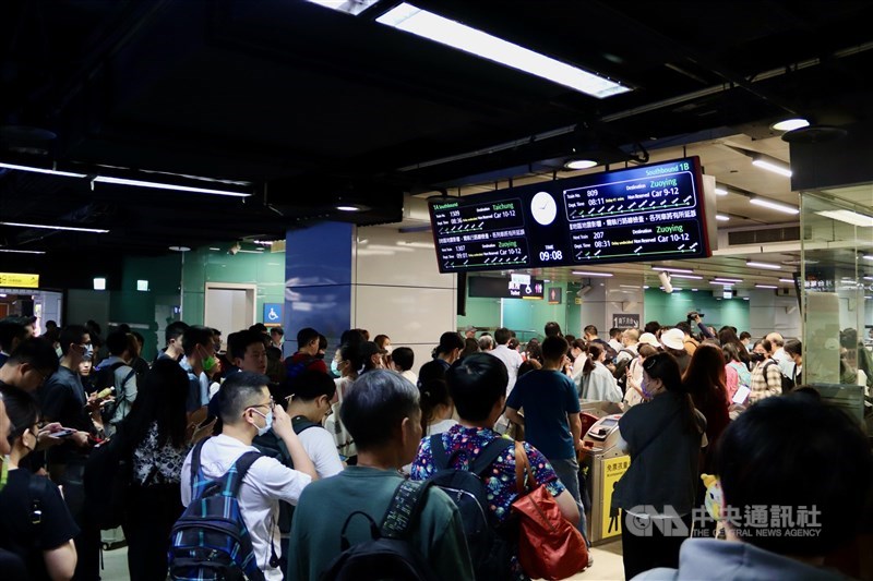 台北駅で高鉄の運行状況を確認する利用者ら＝2024年4月3日、台北市で中央社記者中村充孝撮影