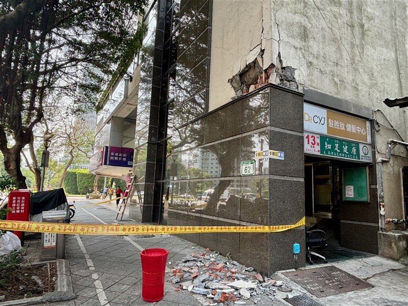 地震の影響で外壁のコンクリートが剝がれ落ちたとみられるビル＝2024年4月3日、台北市で中央社記者中村充孝撮影