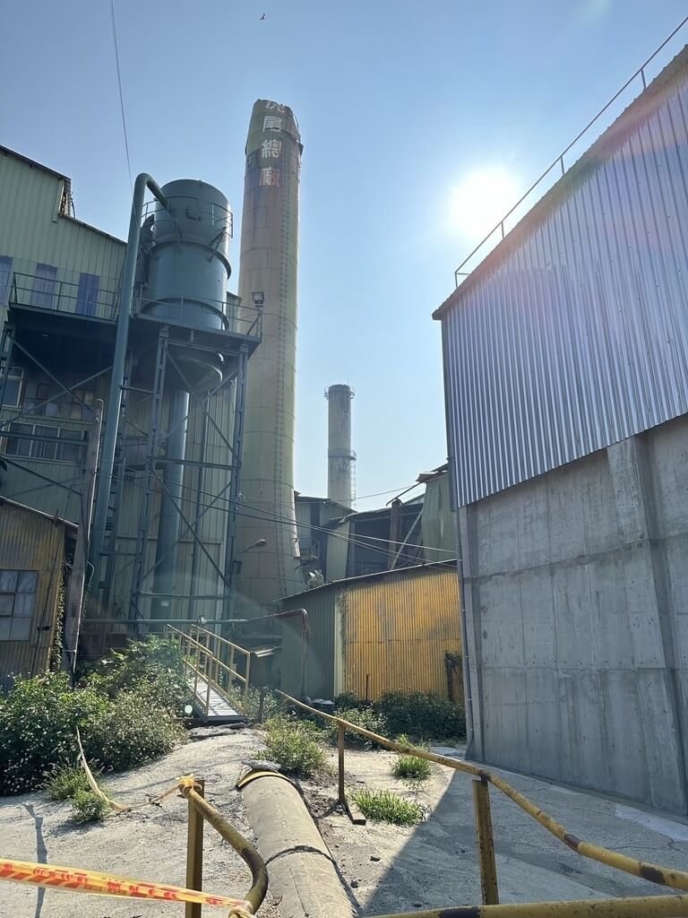 地震で崩落した虎尾製糖工場の煙突（読者提供）