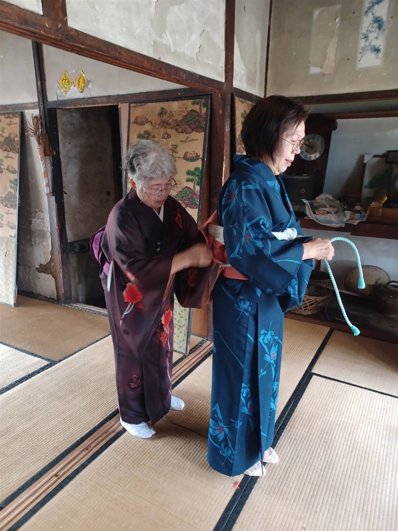 台東県鹿野の日本家屋で着付け体験を実施する野添喜代子さん（左）＝本人提供