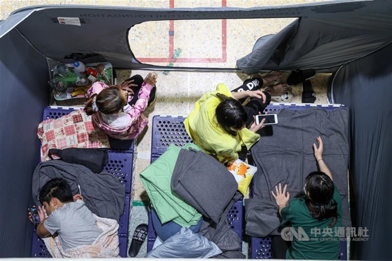 避難所内に設置されたテント内に身を寄せる被災者＝2024年4月4日、中央社記者鄭清元撮影