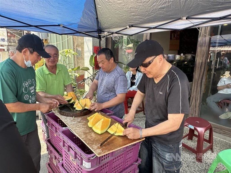 沿線では果物や飲み物、食事を無料で提供する人々の姿も見られる＝4月6日、趙麗妍撮影