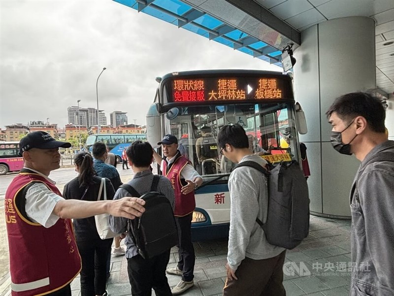 一部区間で不通となった環状線の板橋駅で、代行バスに乗り込む乗客ら＝4月9日、中央社記者高華謙撮影