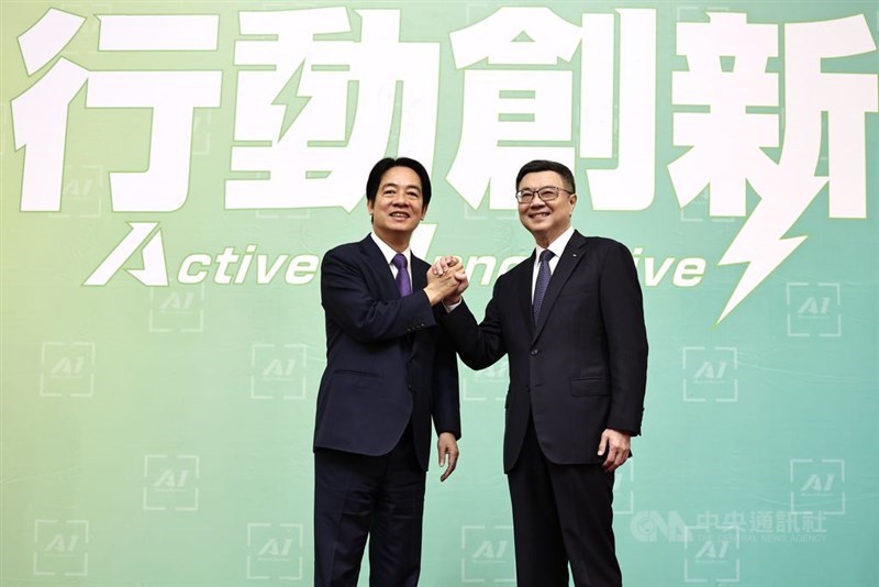 10日の記者会見で握手を交わす頼清徳副総統（左）と卓栄泰前行政院秘書長