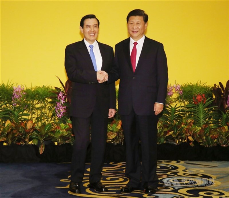 シンガポールでの会談を前に握手を交わす中国の習近平国家主席（右）と馬英九総統（馬氏の肩書は2015年当時）