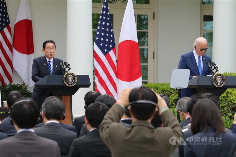 首脳会談後の共同記者会見に臨む岸田文雄首相とバイデン米大統領