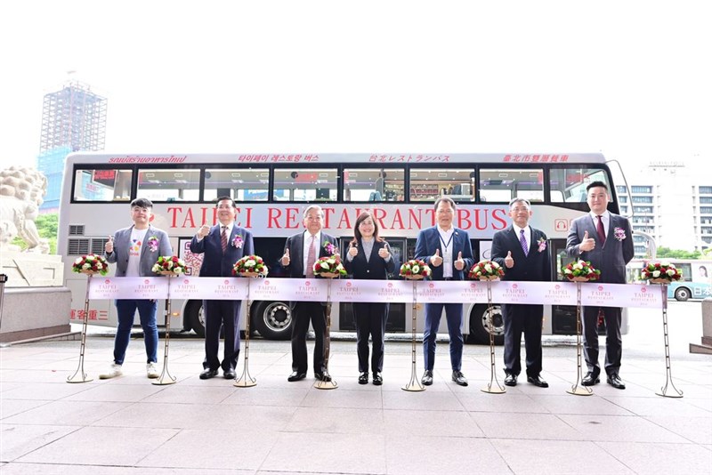 10日にお披露目されたレストランバスの新型車両（台北市観光伝播局提供）