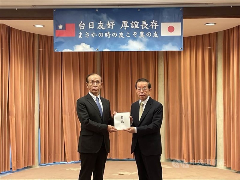 日本政府からの支援金目録を日本台湾交流協会の谷崎泰明理事長（左）から受け取る謝長廷駐日代表