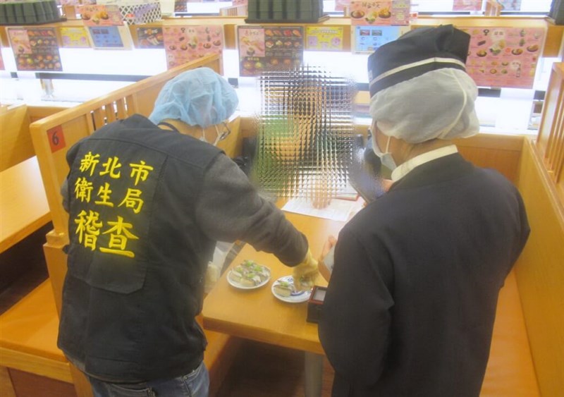 くら寿司の新店威秀裕隆店で立ち入り検査を行う新北市衛生局の職員ら（同局提供）