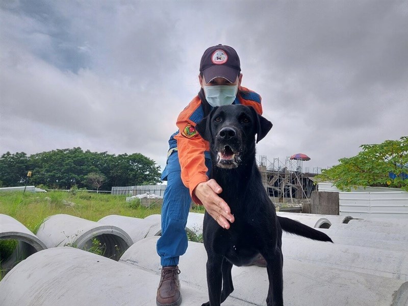 台東県消防局の災害救助犬コカとハンドラー（指導手）の許慧観さん