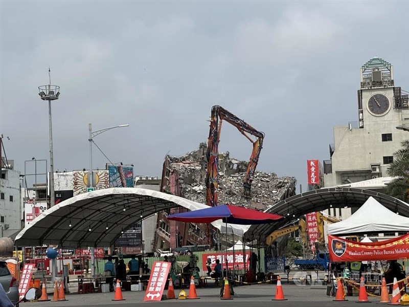 3日に起きた地震で大きく傾き、解体作業が進められている花蓮市の被災ビル＝14日、李先鳳撮影