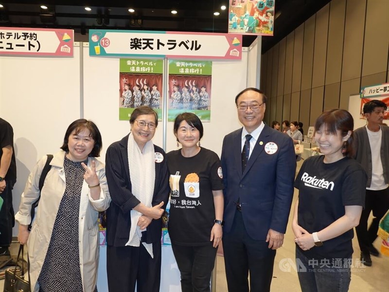 東京・渋谷の渋谷ヒカリエで開催された台湾観光PRイベントを訪れ、出展者をねぎらう周永暉観光署長（右2）と葉菊蘭台湾観光協会会長（左2）＝14日、楊明珠撮影