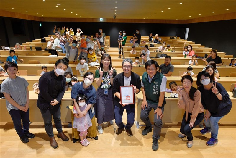 絵本や学習漫画本を寄贈した台南市日本人協会の奥西克彦理事長（手前右から4人目）=同協会提供