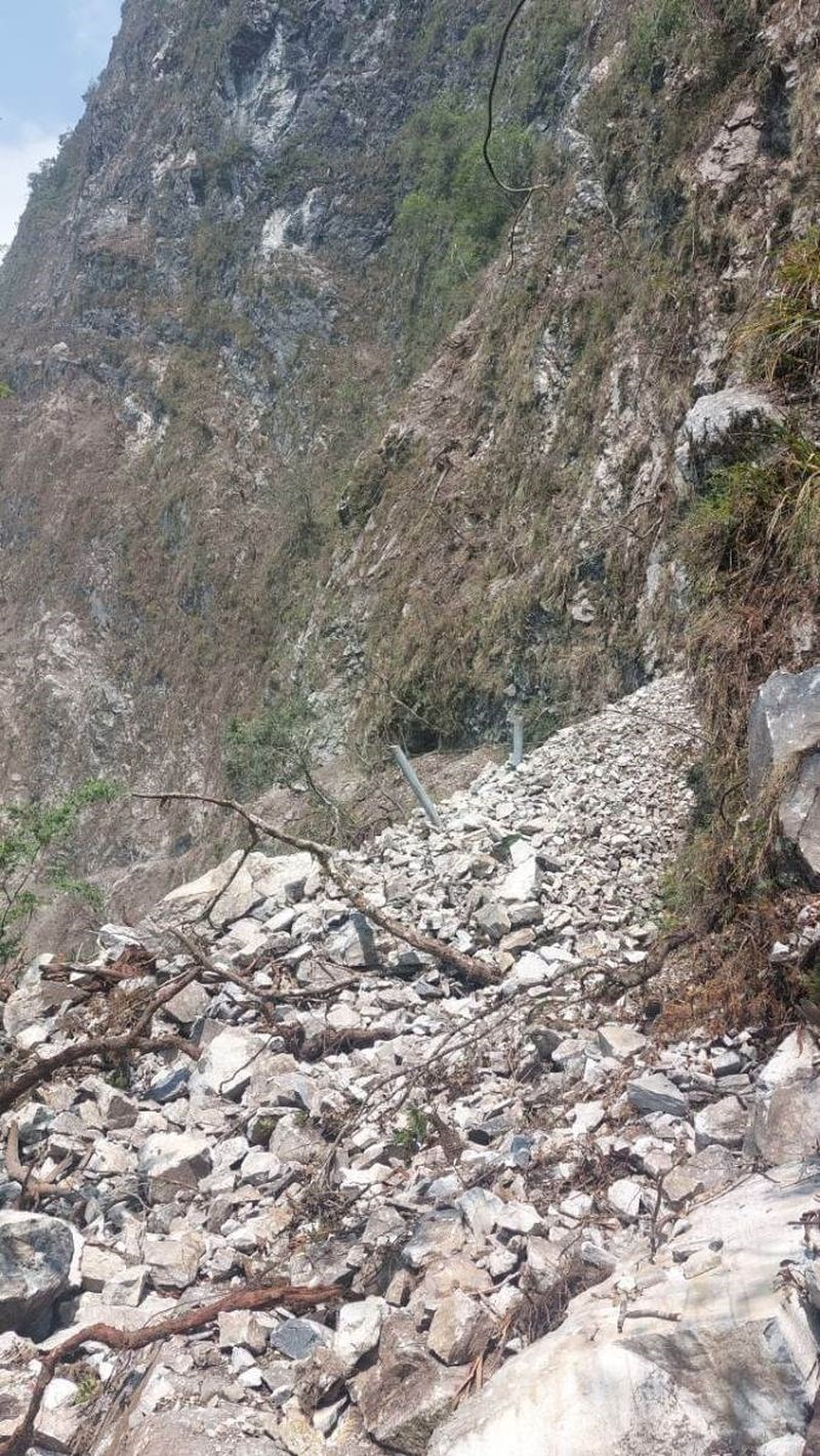 地震のため落石だらけになっているタロコ国家公園内の錐麓古道（同園管理処提供）