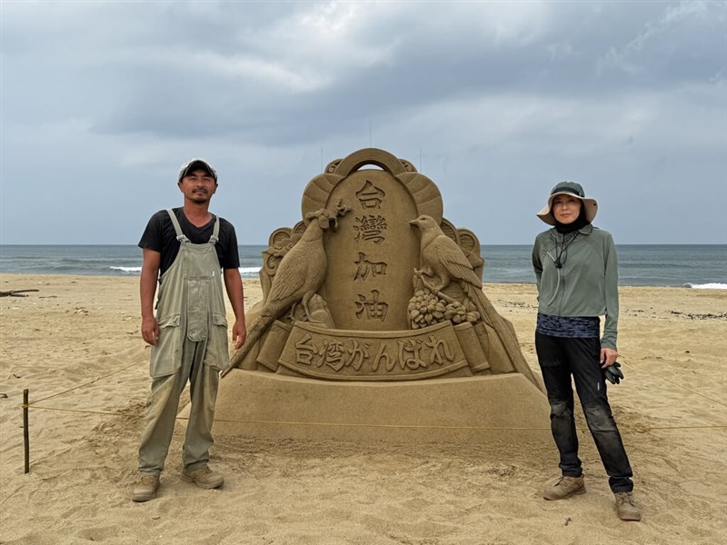 砂の彫刻家の保坂俊彦さん（左）と林真理さん（右）が制作した作品（フーロンホテル福隆提供）