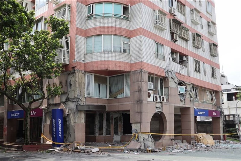3日の地震で損傷した花蓮市内のビル＝2024年4月7日、中央社記者李先鳳撮影