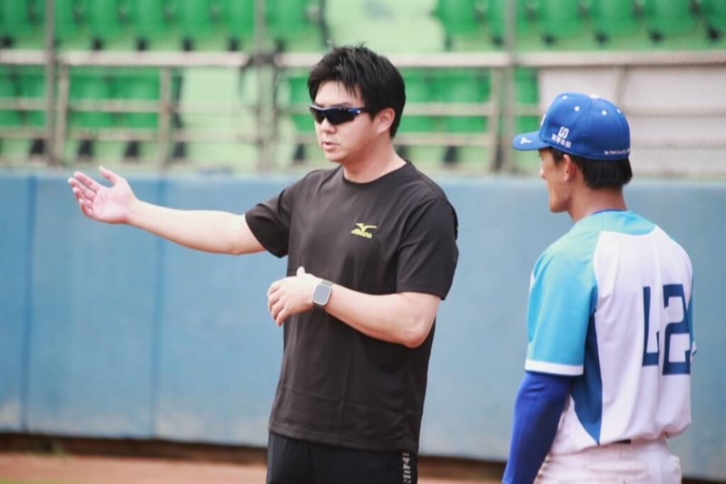 国立台湾体育運動大野球部の臨時打撃コーチに就任した林威助氏（左）＝facebook.com/Fubonbaseballから