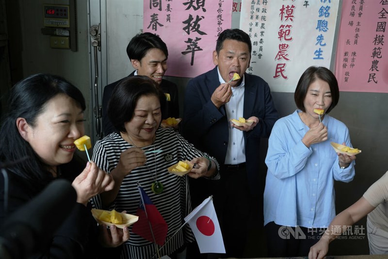 スーパーベルクスの小川能弘氏（右から2人目）らと共に屏東県産パイナップルを味わう周春米県長（右端）