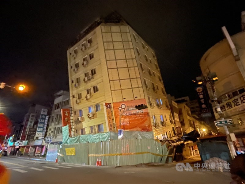 地震のため大きく傾いた「富凱大飯店」の入居ビル（4月23日、花蓮市）