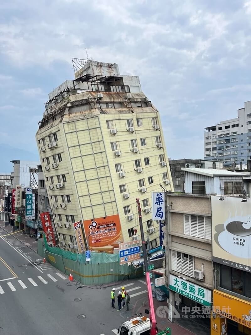 23日未明の地震で大きく傾いた花蓮市内の建物