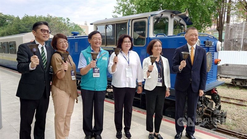 阿里山鉄道の新車両「栩悦号 Vivid Express」を背に笑顔の黄妙修・林鉄処長（左から2人目）