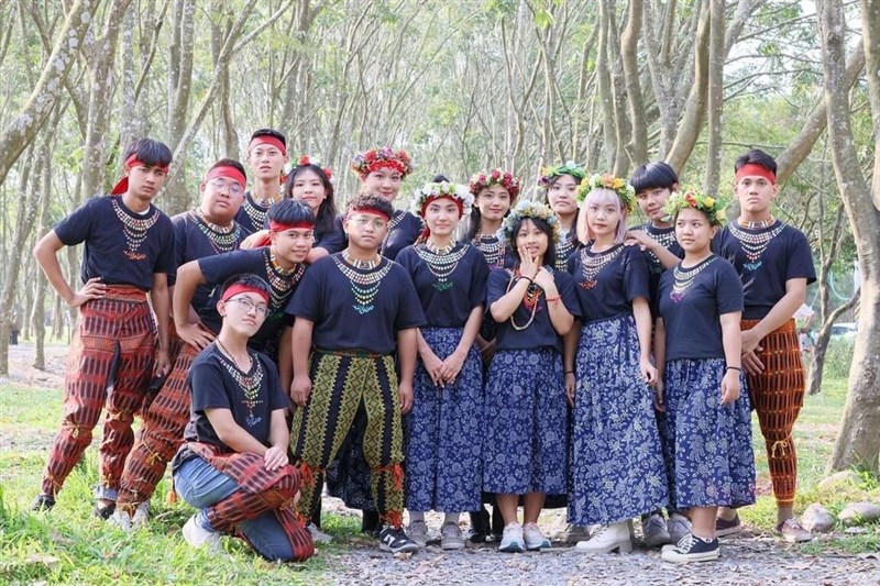 台湾原住民（先住民）族の少年少女らで構成されるアカペラグループ「パイワンペラ」（排球貝拉人声楽団）のメンバー＝屏東県政府提供