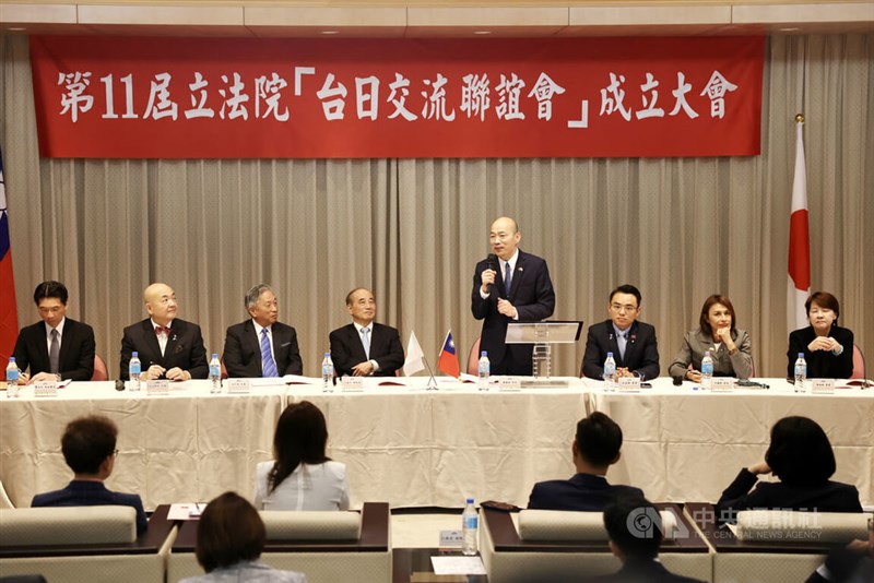 第11期「台日交流聯誼会」の発足式であいさつする韓国瑜立法院長（右から4人目）。左から2人目は日本台湾交流協会台北事務所の片山和之代表