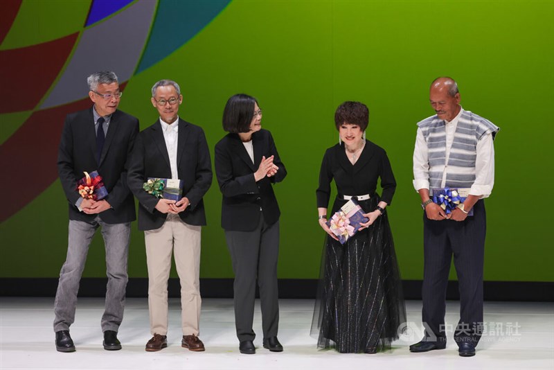 左からドキュメンタリー映画監督の劉嵩さん、芸術家の梅丁衍さん、蔡英文総統、台湾オペラ役者の陳鳳桂さん、作家のシャマン・ラポガンさん