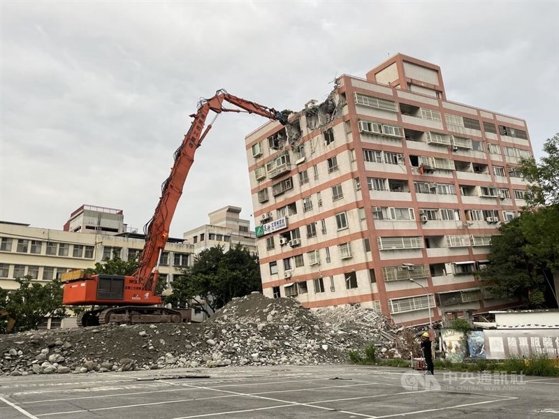23日の余震で大きく傾いた花蓮市内の建物（2024年4月26日撮影）