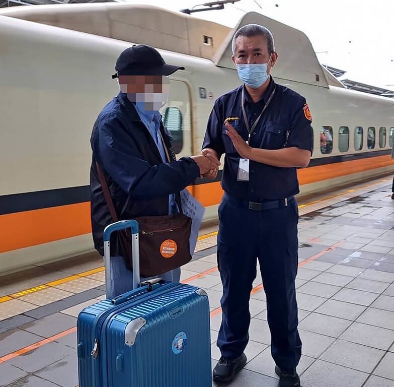 日本人男性（左）の帰国を手助けする北門派出所の洪東南副所長（台南市警察局提供）