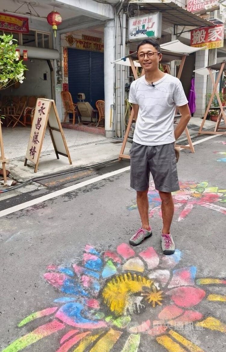 南部・屏東県潮州鎮で学生たちと共に地面に色とりどりの絵を描く日本人美術家、水内貴英さん＝27日、趙静瑜撮影