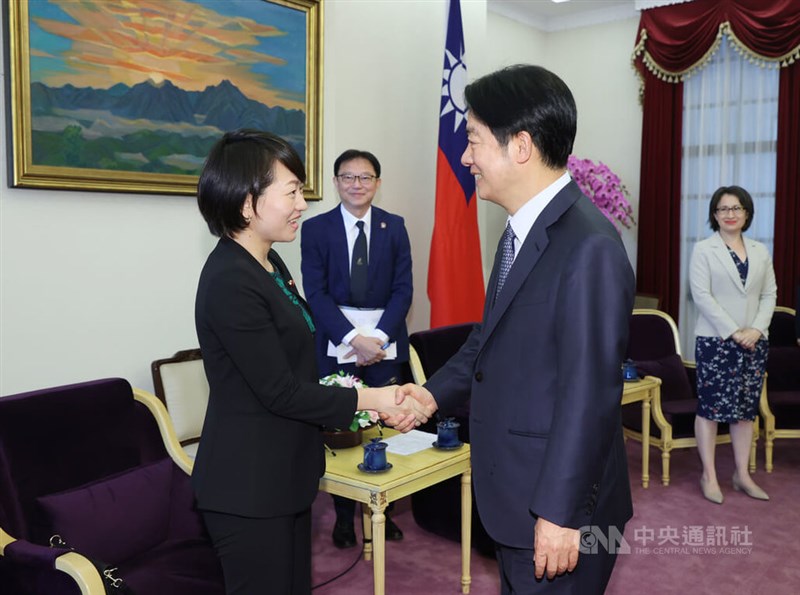 自民党青年局の鈴木貴子局長（左）と握手する頼清徳副総統。右は次期副総統の蕭美琴氏