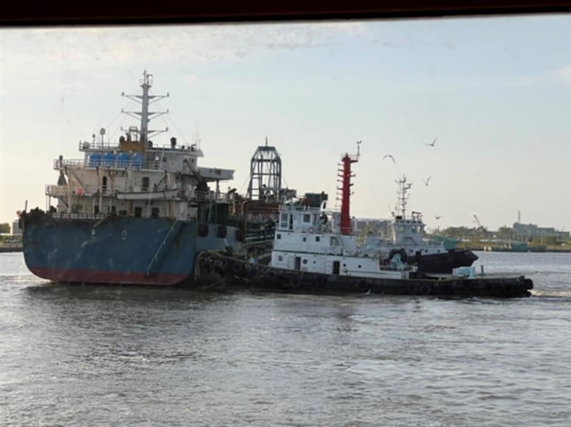 南部・高雄沖で海砂を違法採取した中国船「華益9号」（左）＝台湾橋頭地方法院HPから