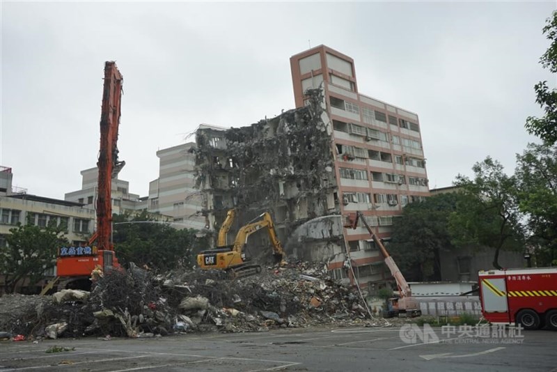 取り壊しが進んでいる花蓮市内の建物。4月23日の余震で大きく傾いた