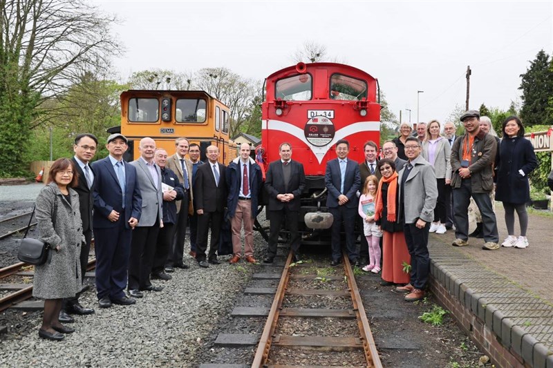 ディーゼル機関車の運行開始を喜ぶ台湾、英国双方の関係者ら（林業・自然保育署提供）