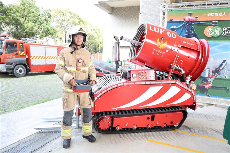 台南市政府消防局が導入した消火ロボット＝台南市政府消防局提供