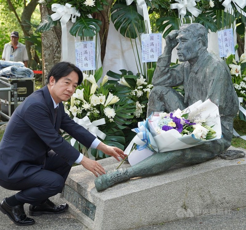 八田與一の銅像に献花する頼清徳副総統