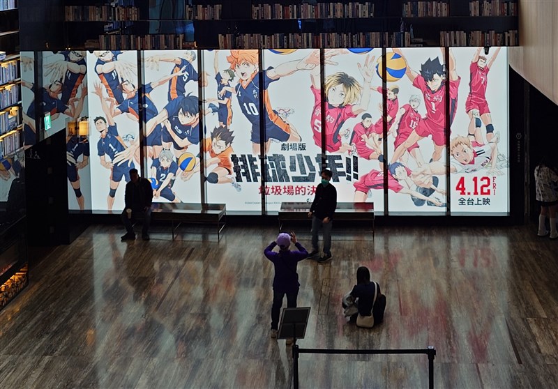 台北市信義区の映画館に掲示された「劇場版ハイキュー！！」の巨大壁面ラッピング＝2024年4月14日、中央社記者撮影