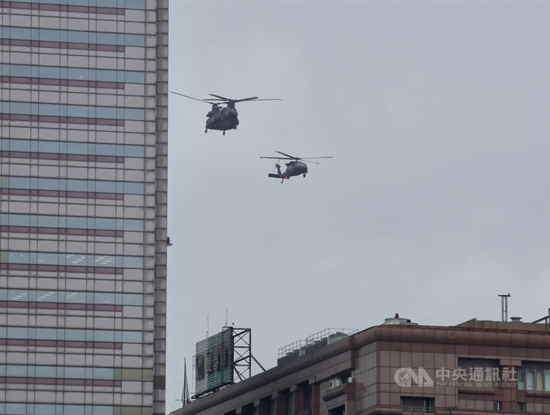 20日の次期総統就任式に向けた国軍の祝賀飛行の予行演習が13日午前に行われ、陸軍の多目的ヘリUH60M「ブラックホーク」などが台北市内の総統府上空を通過した＝張皓安撮影