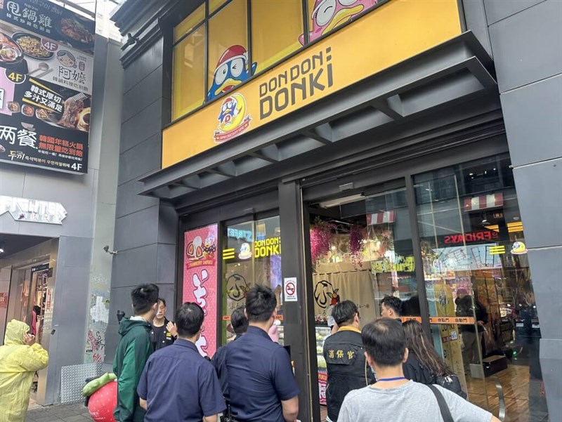 DON DON DONKI西門店で立ち入り調査を行う台北市政府の消費者保護担当官ら