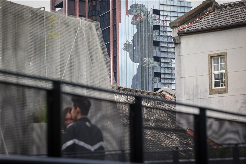 台北市にあるホテルの外壁に施されたゴジラの巨大広告＝13日、中央社記者王騰毅撮影