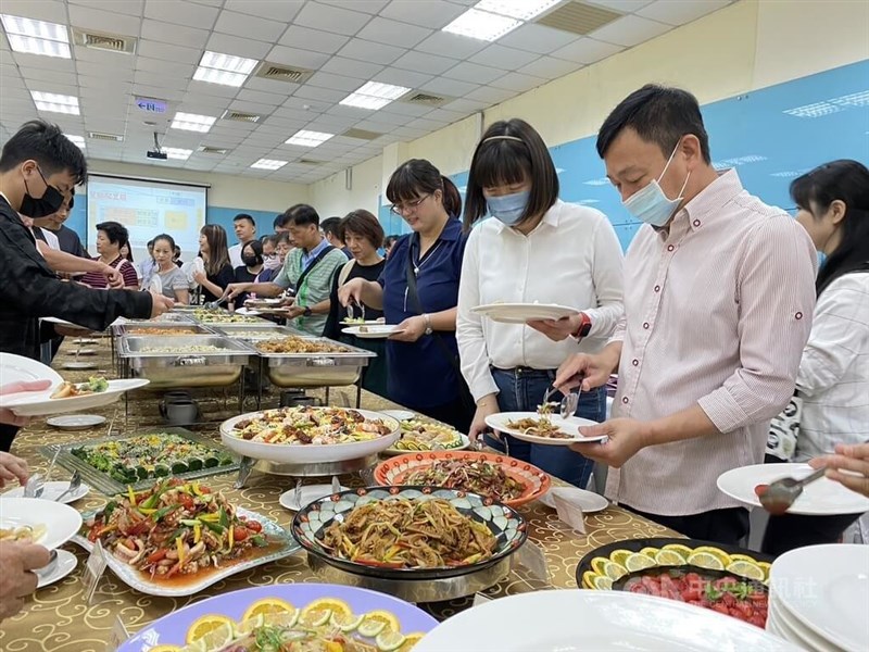 新竹市の光復高校で行われたレストラン管理科の卒業発表会で、生徒が腕を振るった料理を取る保護者ら＝5月15日、中央社記者魯鋼駿撮影
