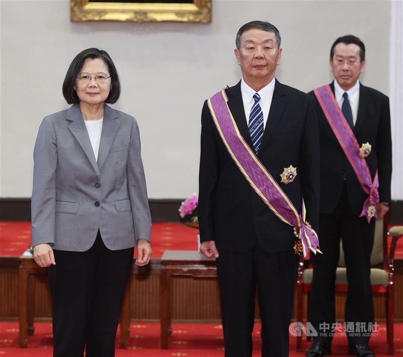 蔡英文総統（左）から勲章を授与された黄曙光氏（左から2人目）＝5月15日、台北市