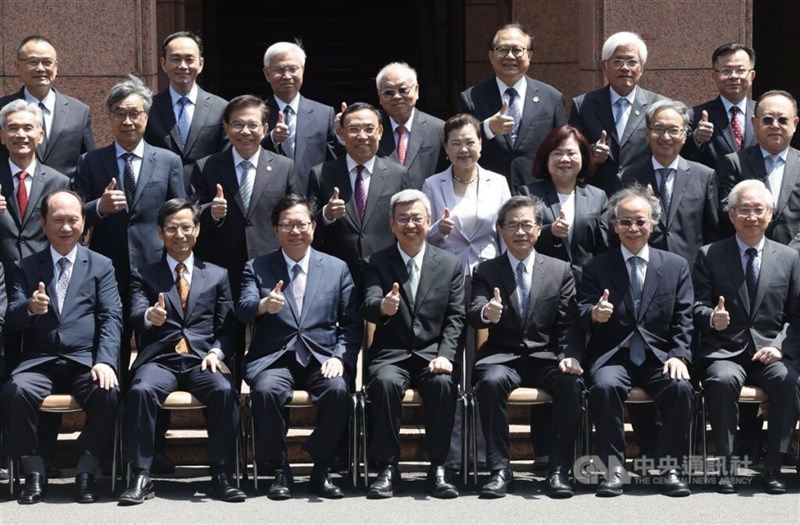 記念撮影する陳建仁行政院長（前列中央）と閣僚ら