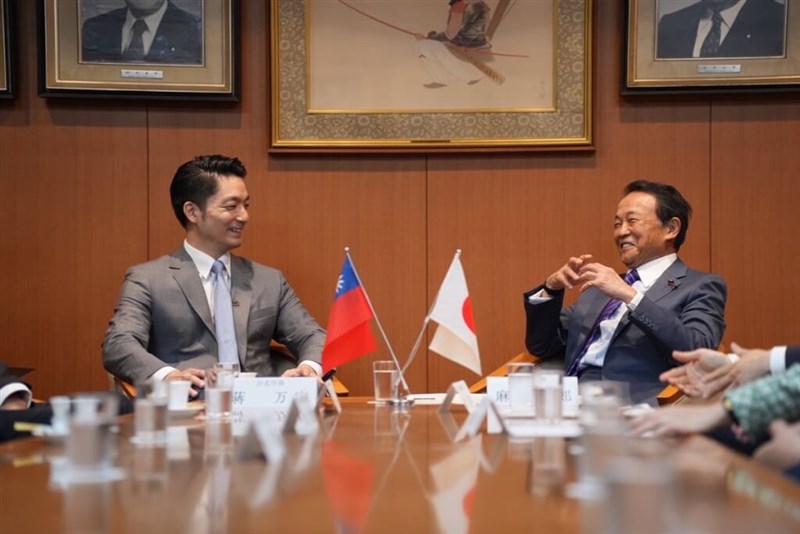 自民党の麻生太郎副総裁（右）と歓談する台北市の蒋万安市長（同市政府提供）