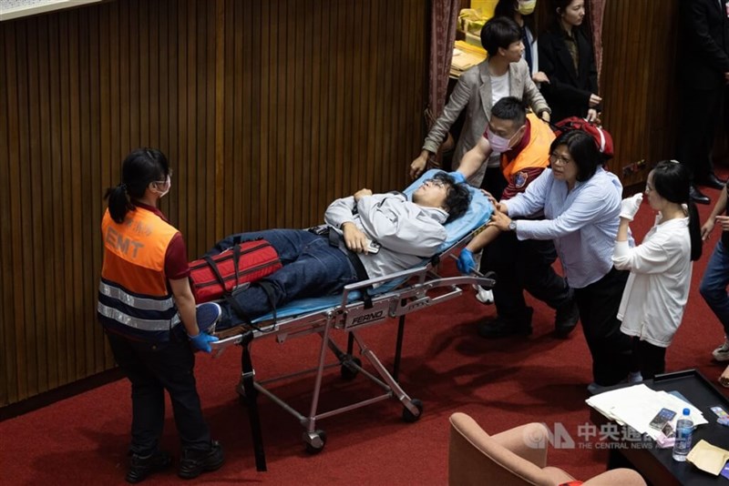 国民党議員との衝突で負傷し病院に搬送される民進党の沈伯洋議員