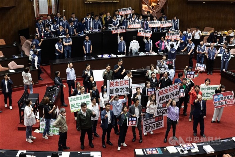17日の本会議で激しく対立した与野党の立法委員