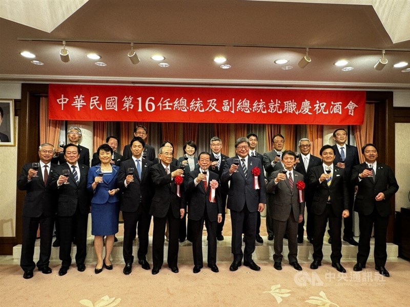 頼総統就任の祝賀イベントに出席した謝長廷駐日代表（前列左から6人目）、日本台湾交流協会の大橋光夫会長（同5人目）、自民党の萩生田光一衆院議員（同7人目）